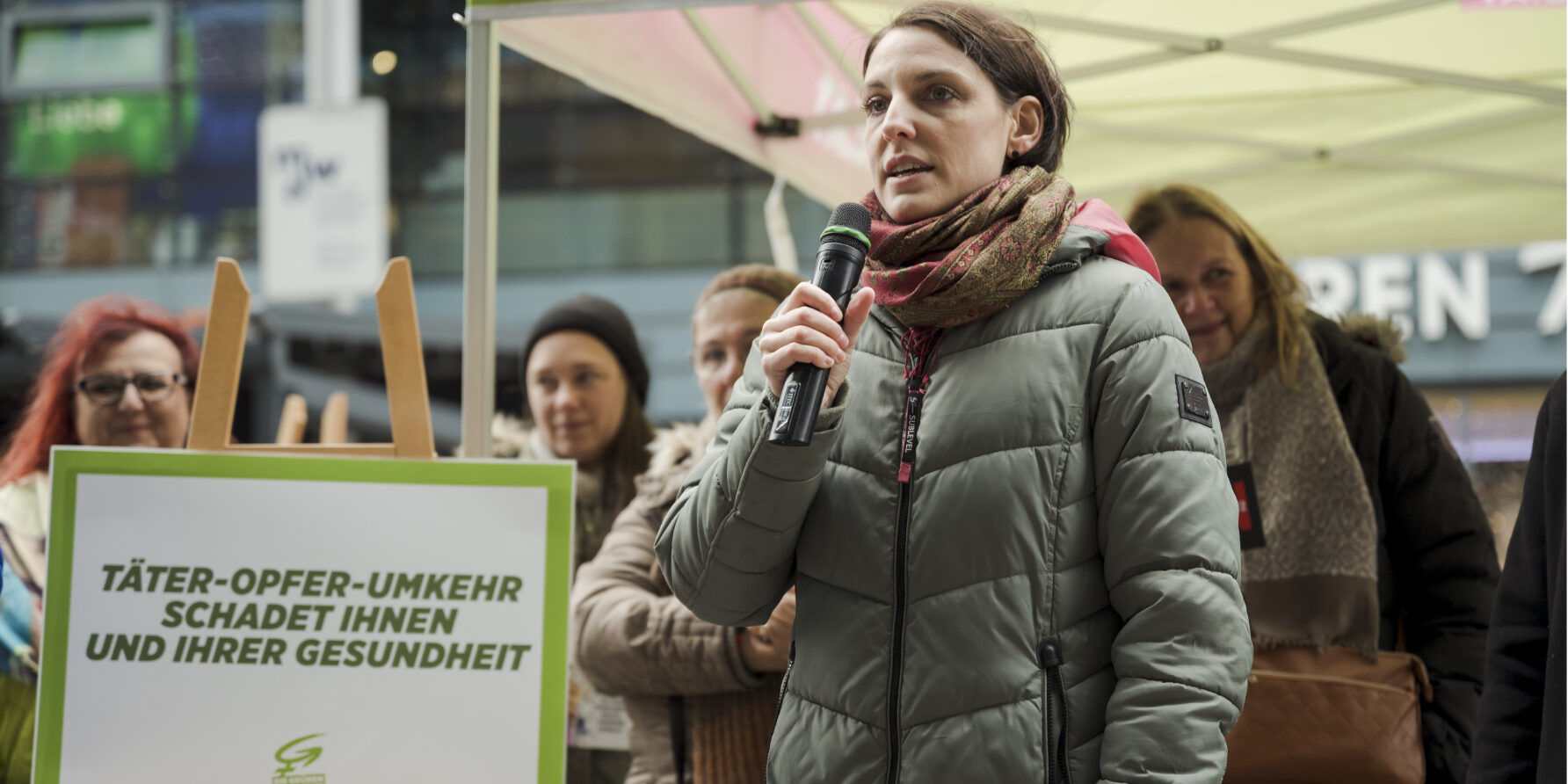 Viktoria Spielmann spricht im öffentlichen Raum zum Thema Gewalt gegen Frauen