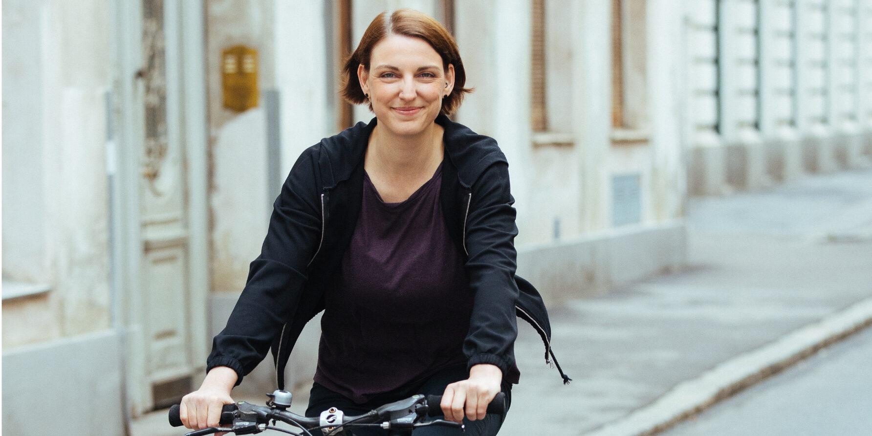 Viktoria Spielmann auf dem Fahrrad
