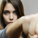 Frau mit geballter Faust