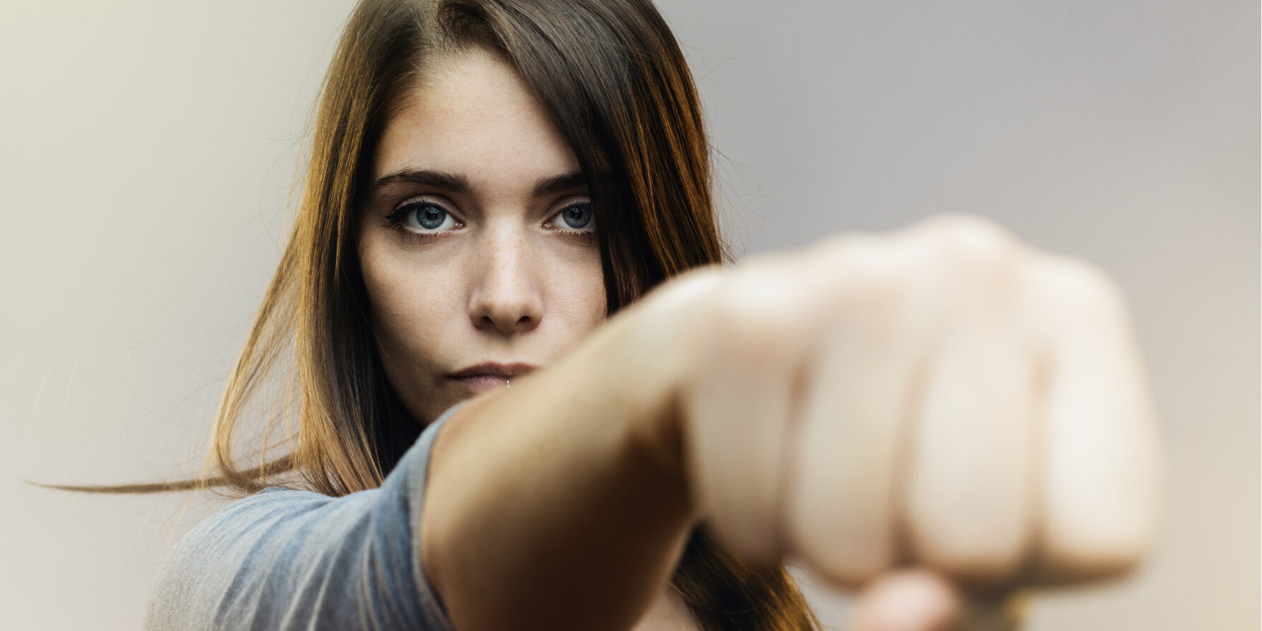 Frau mit geballter Faust