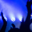 Feiernde Menschen in Disco