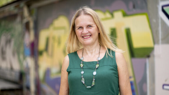 Portraitfoto von Ingrid Jelem